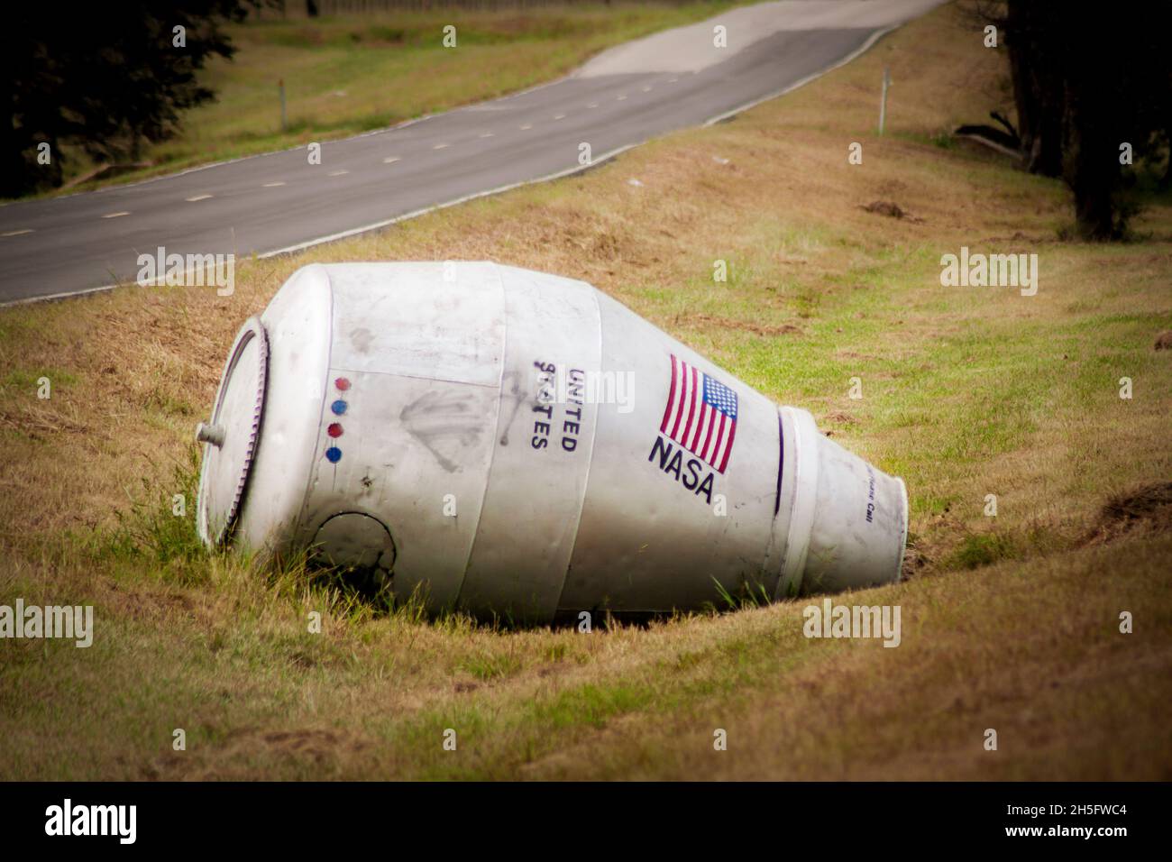 09 12 2020 USA - Oklahoma Kitch - Raumfähre mit Zementmischer in einem Straßengraben im Norden von Rogers County Stockfoto