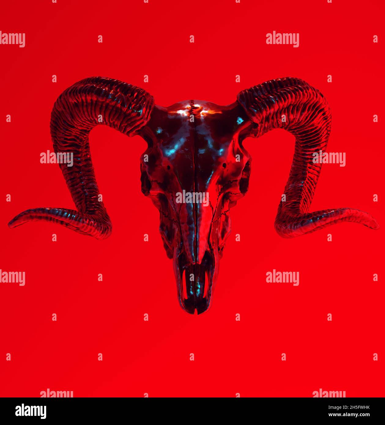 Silver RAM Skull Blood Red Blue Sinister Cyber Punk Voodoo Concept 3d-Illustration Rendern Stockfoto