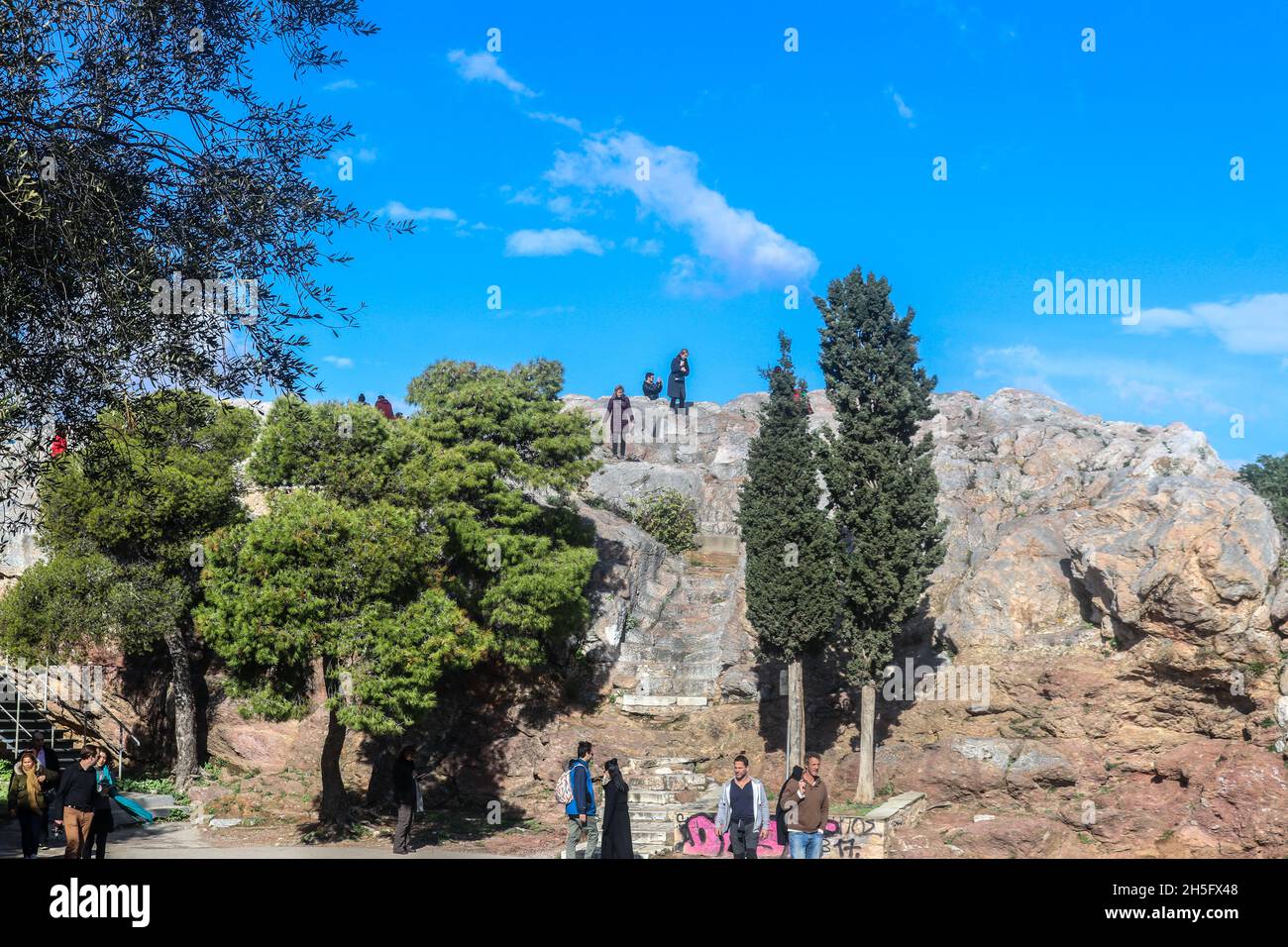 01 04 2018 Athen Griechenland Touristen schwärmen den Areopag - ein prominenter Felsvorsprung nordwestlich der Akropolis in Athen, Griechenland - Paul der ASP Stockfoto