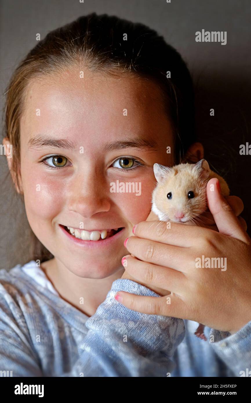 Junges Mädchen mit ihrem Haustier Hamster Stockfoto
