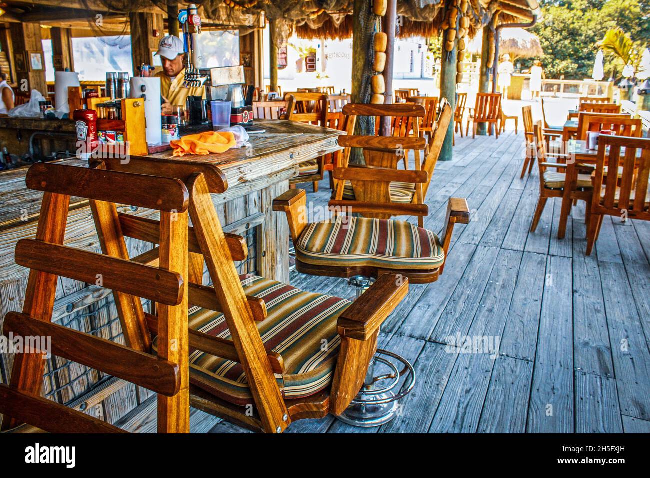 02-28-2011 Marathon Florida USA - Tiki-Bar im Freien mit Strohdach und Holzböden Stockfoto