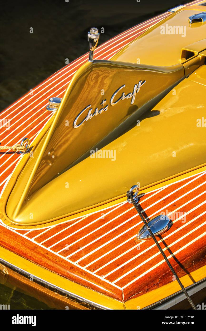 04 02 2009 Tulsa OK USA Nahaufnahme der gelben Flosse des Chris Craft Teak Retro-Schnellbootes mit Logo-Krawatte zum Andocken im Wasser. Stockfoto