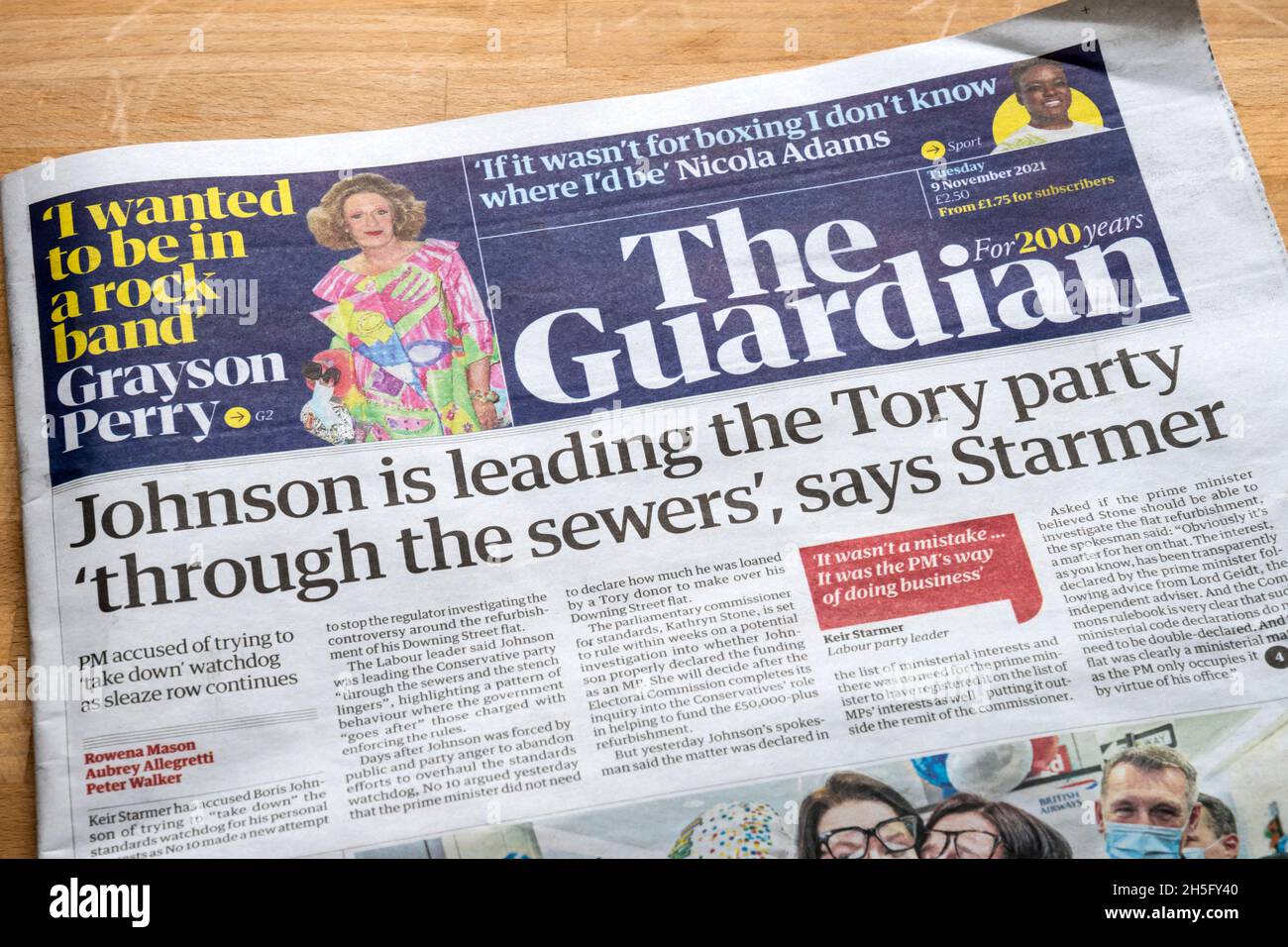 Die Überschrift auf der Titelseite von Guardian vom 9. November 2021 zitiert Keir Starmer als Aussage, dass Johnson die Tory-Partei durch die Kanalisation führt. Stockfoto