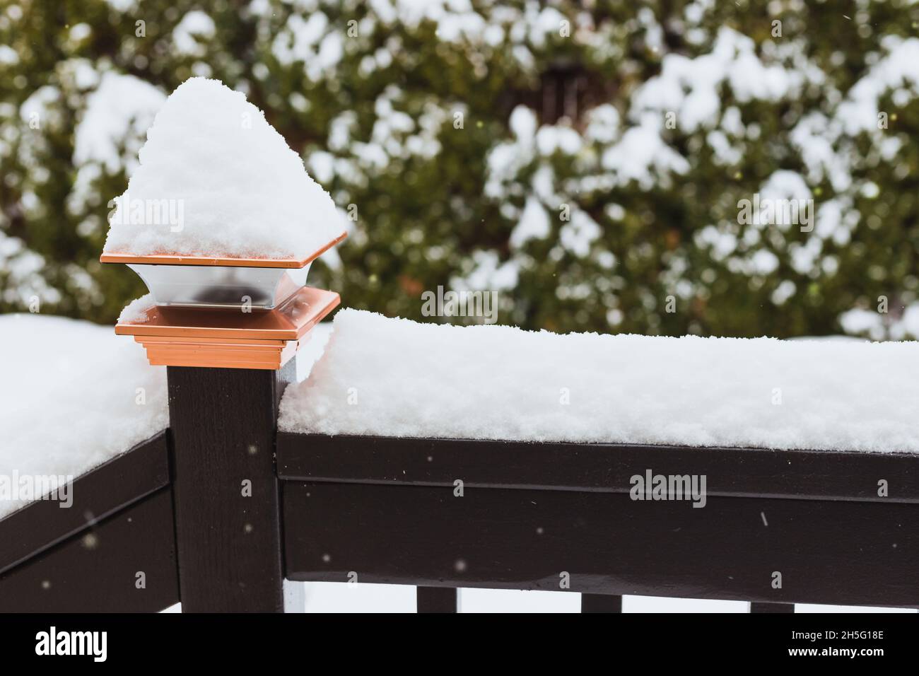 Schneeansammlung auf dem Geländer im Hinterhof Stockfoto