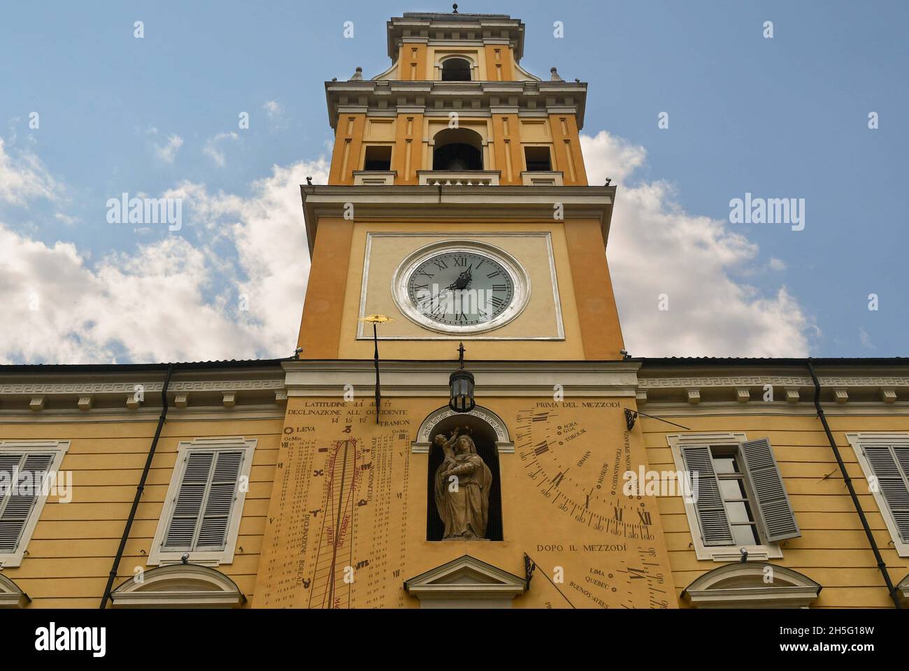 Der Civic Tower des Gouverneurspalasts im Stadtzentrum von Parma mit der Uhr, der Statue der gekrönten Jungfrau und den Sonnenuhren, Emilia-Romagna Stockfoto