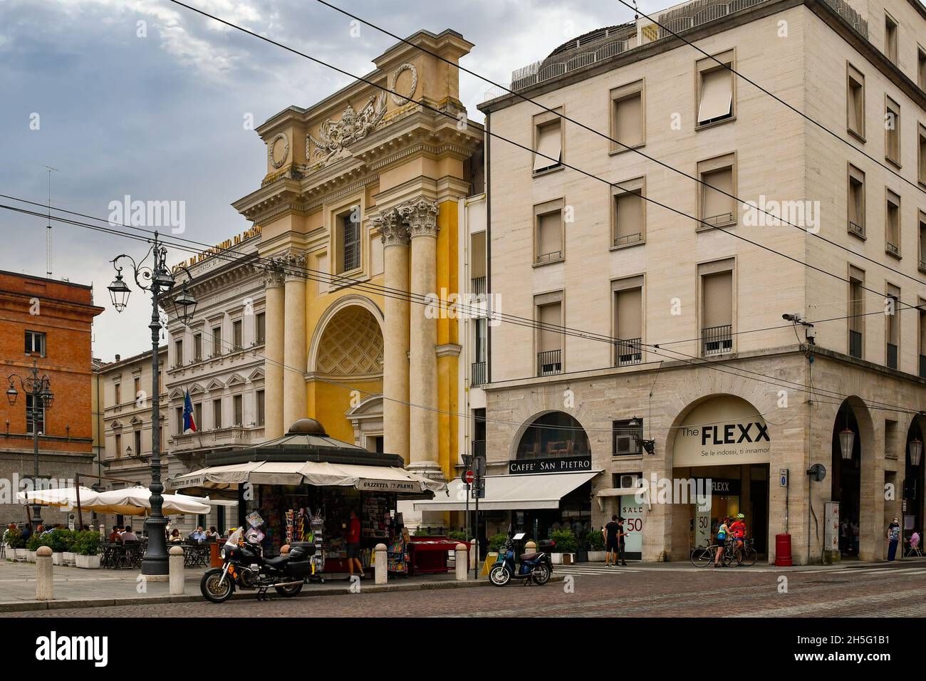 Giuseppe Garibaldi Platz mit der façade der Kirche St. Peter im neoklassischen Stil und Menschen in einem bewölkten Sommertag, Parma, Emilia-Romagna Stockfoto