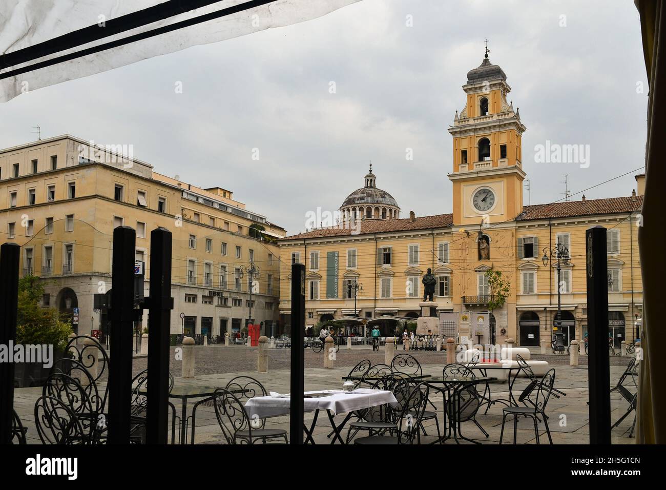 Blick auf den Giuseppe Garibaldi Platz mit dem Gouverneurspalast an einem regnerischen Tag, Parma, Emilia-Romagna, Italien Stockfoto