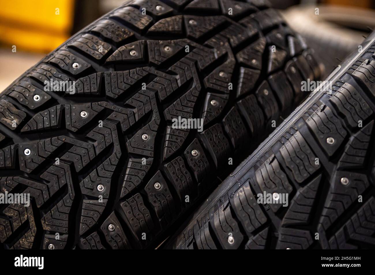 Winter tyre studs -Fotos und -Bildmaterial in hoher Auflösung – Alamy