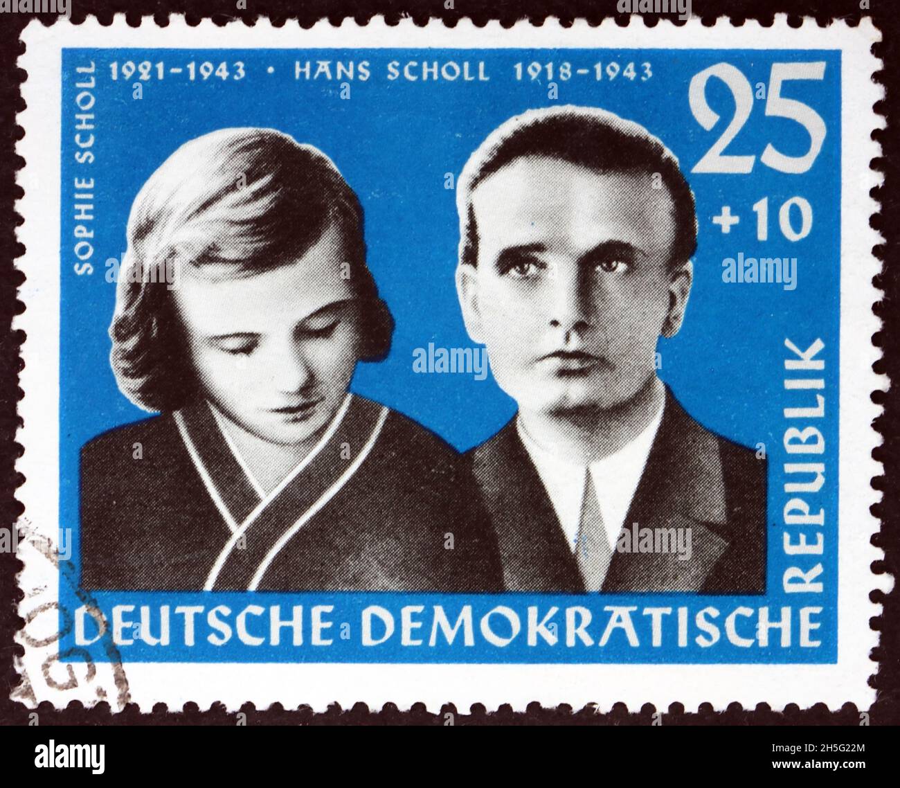 DEUTSCHLAND - UM 1961: Eine in Deutschland gedruckte Briefmarke zeigt Sophie und Hans Scholl, die Mitglieder der Weißen Rose waren, der gewaltfreien Widerstandsbewegung im Nationalsozialismus Stockfoto