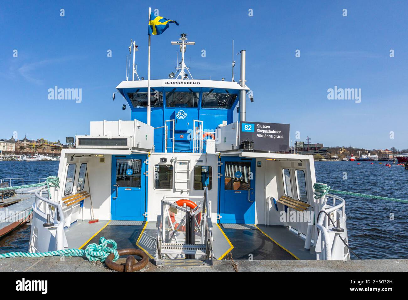 Stockholm, Schweden - 17. April 2021: Ein Teil der Passagiereinfahrt auf der Stockholmer Nahverkehrsfähre w Stockfoto
