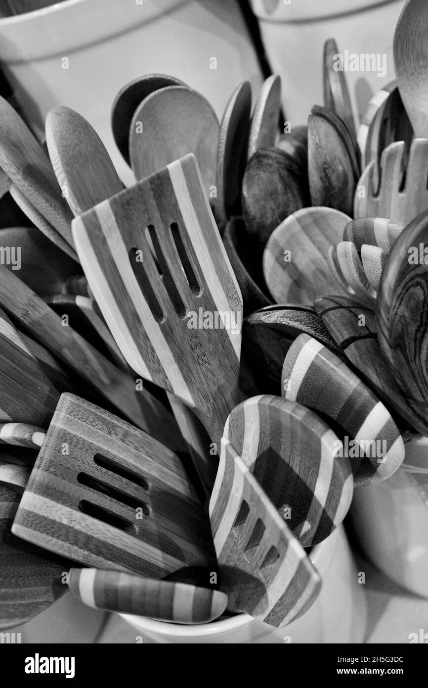 Holzspatel, Gabeln und Löffel zum Verkauf in einem guten Geschäft in NYC Stockfoto