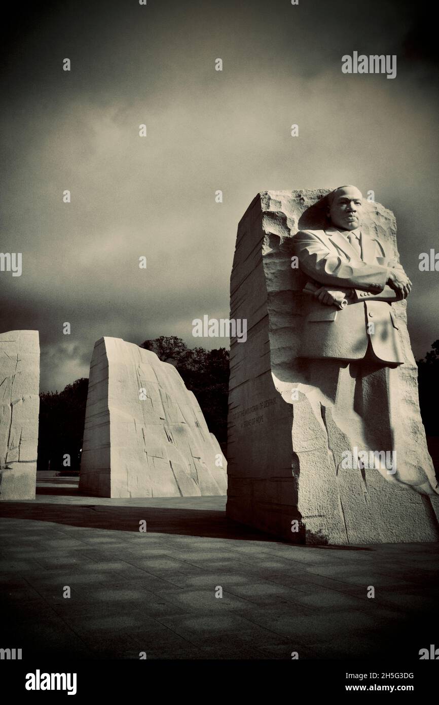 Martin Luther King Memorial, Washington D.C., vollständige Skulptur des MLK mit dramatischem Licht. Stockfoto