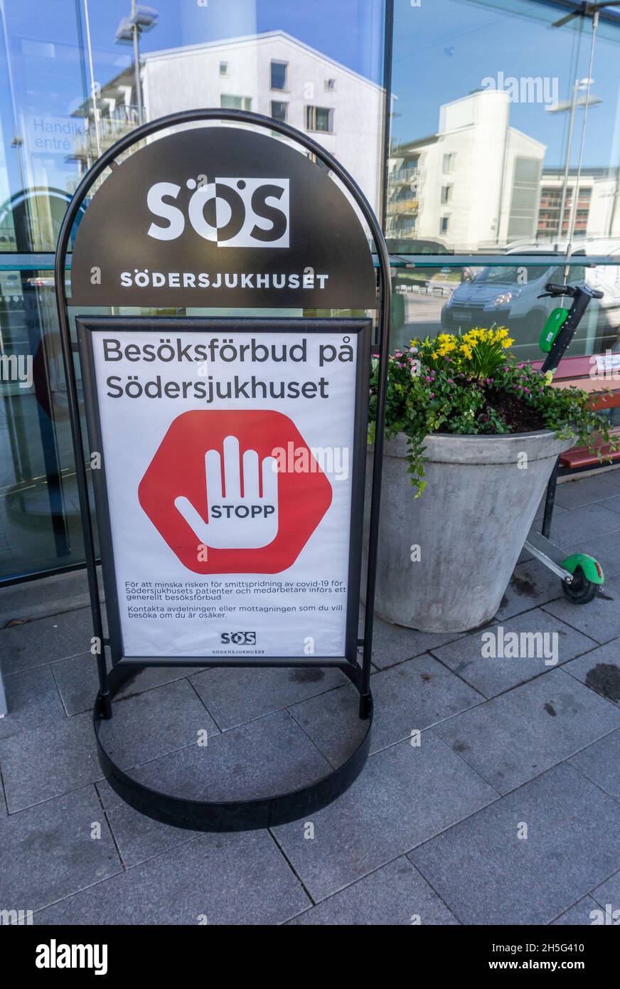 Stockholm, Schweden - 15. April 2021: Schild, auf dem Besucher des Krankenhauses Sodersjukhuset informiert werden, ist aufgrund von Pandemiemessungen verboten Stockfoto
