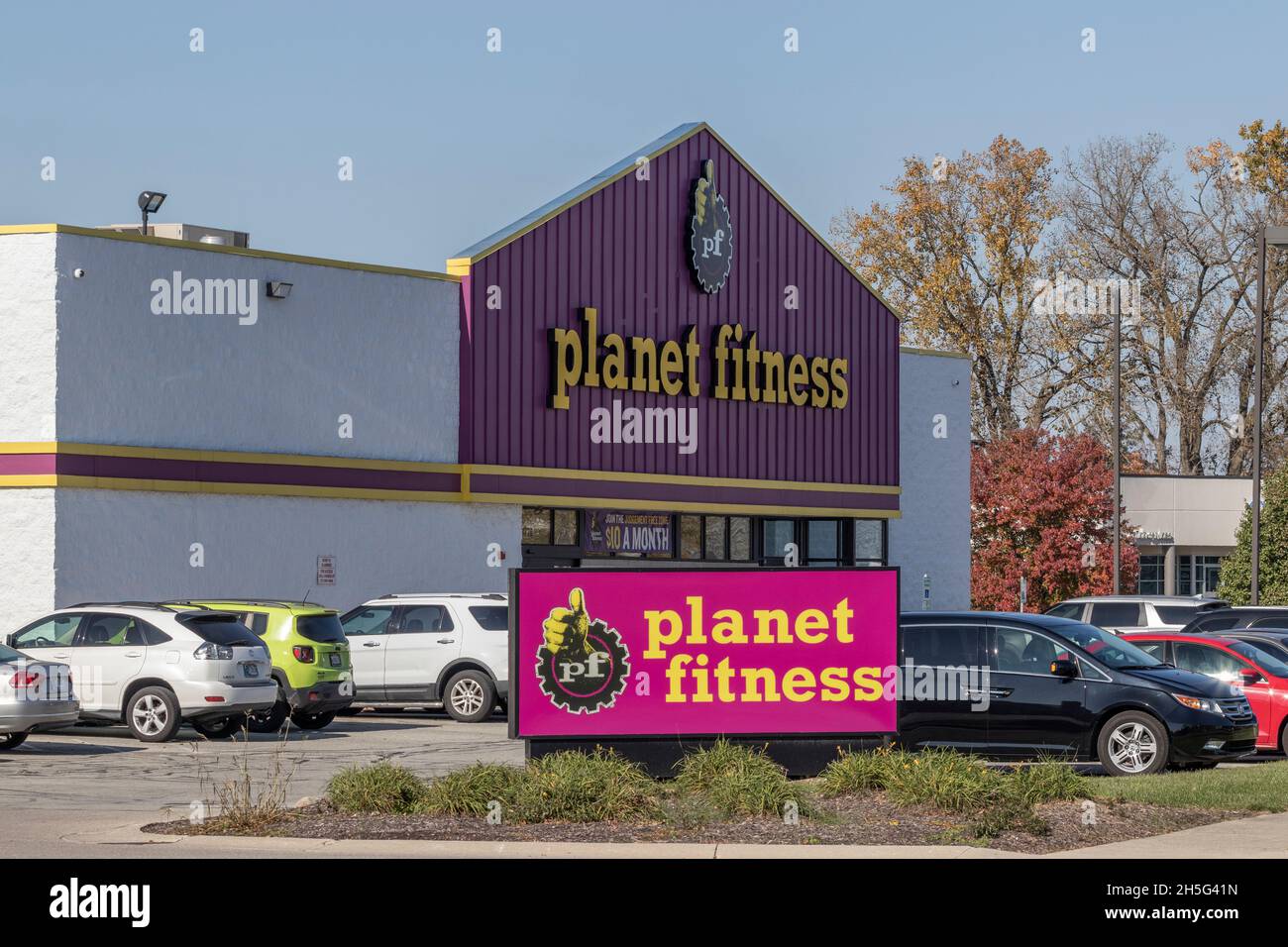 Fishers - circa November 2021: Planet Fitness lokales Fitness-Studio und Trainingszentrum. Planet Fitness vermarktet sich selbst als Judgement Free Zone. Stockfoto