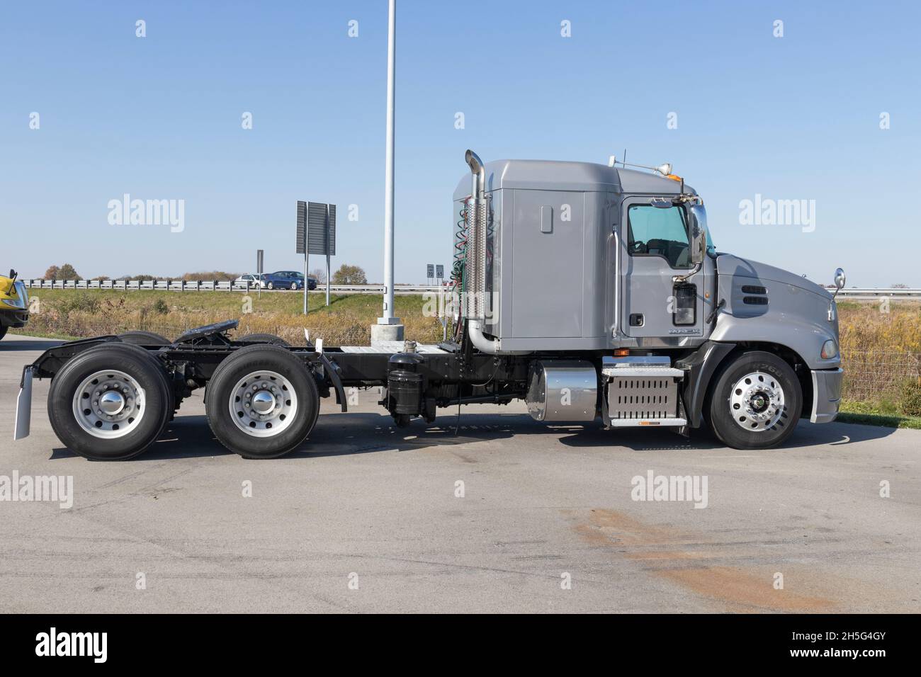 Pendleton - circa November 2021: Mack Semi Tractor Trailer Trucks zu verkaufen. Mack Trucks gehört Volvo. Stockfoto