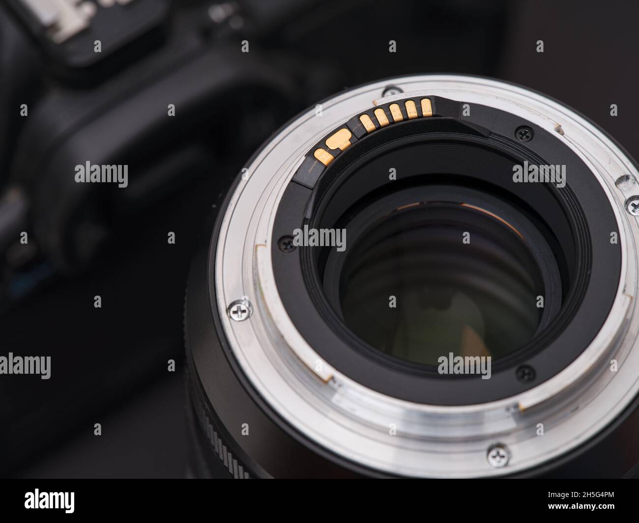 Ein Objektiv und eine Digitalkamera auf schwarzem Hintergrund. Nahaufnahme. Stockfoto