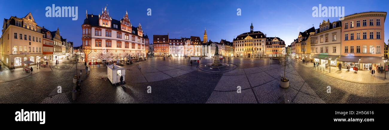 Zylindrisches 360-Grad-Panorama des Coburger Markts in der Abenddämmerung Stockfoto
