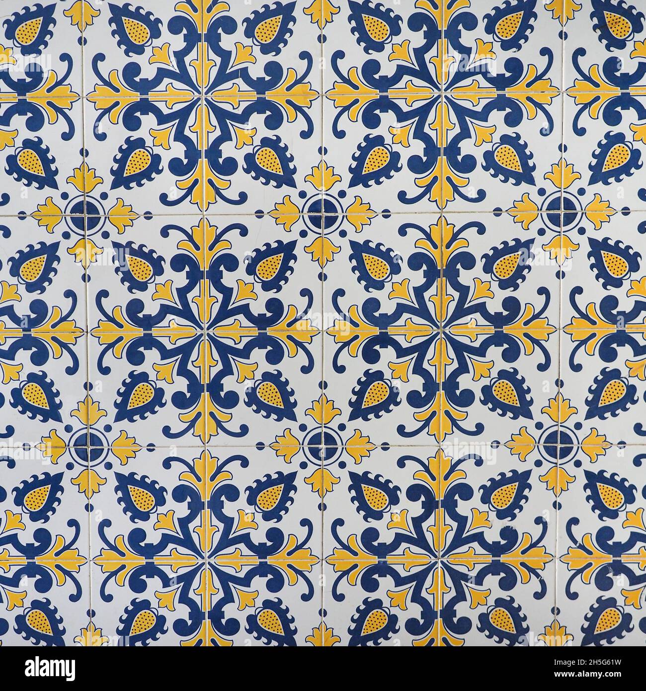Fragment der Gebäudewand mit bunten keramischen Wandfliesen, Azulejo Nahaufnahme. Abstrakt dekorativer Hintergrund. Traditionelle portugiesische Architektur. Stockfoto