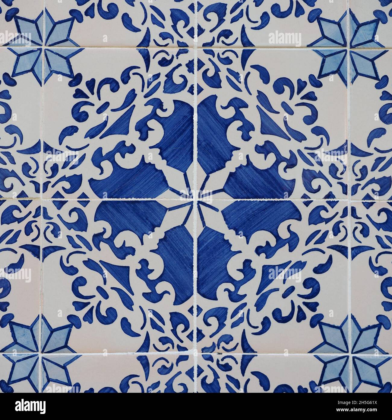Fragment der Gebäudewand mit bunten keramischen Wandfliesen, Azulejo Nahaufnahme. Abstrakt dekorativer Hintergrund. Traditionelle portugiesische Architektur. Stockfoto