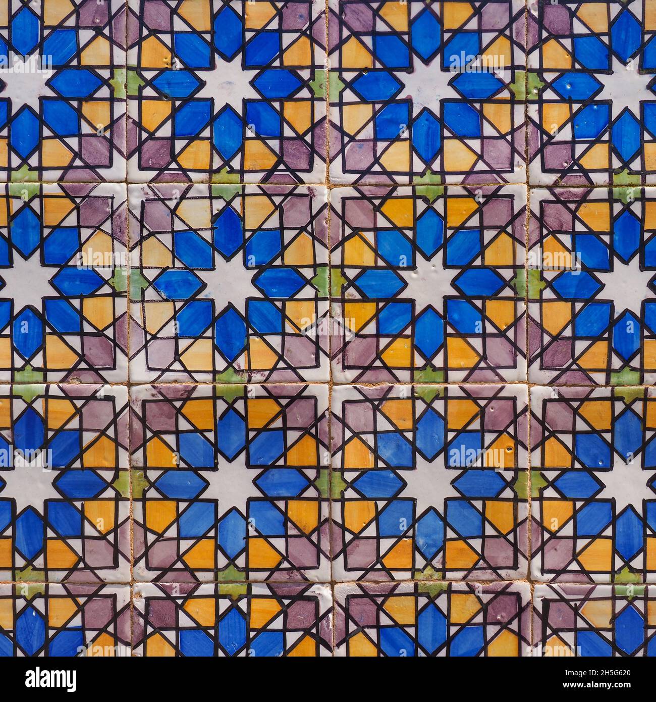 Fragment der Gebäudewand mit bunten keramischen Wandfliesen, Azulejo Nahaufnahme. Abstrakt dekorativer Hintergrund. Traditionelle portugiesische Architektur. Stockfoto