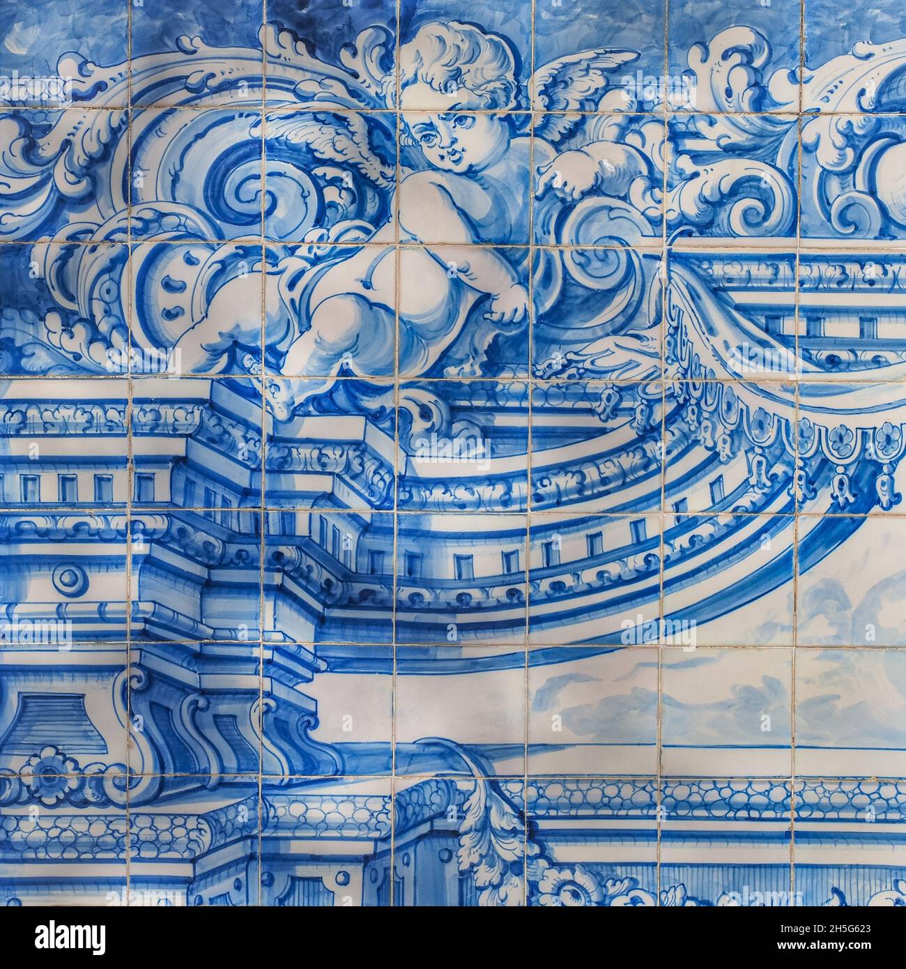 Traditionelle portugiesische, glasierte Keramikfliesen an der Gebäudewand in der Straße von Oeiras. Azulejos, dekorativ bemalte Fliesen, religiöses Thema mit Engeln Stockfoto