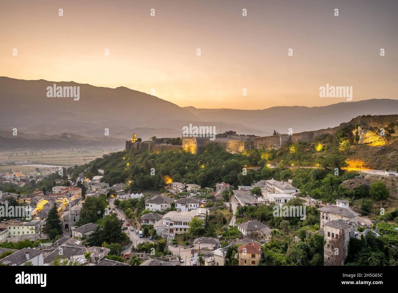 Burg von Gjirokastra und Altstadt von Gjirokaster im Morgengrauen in Südalbanien Stockfoto