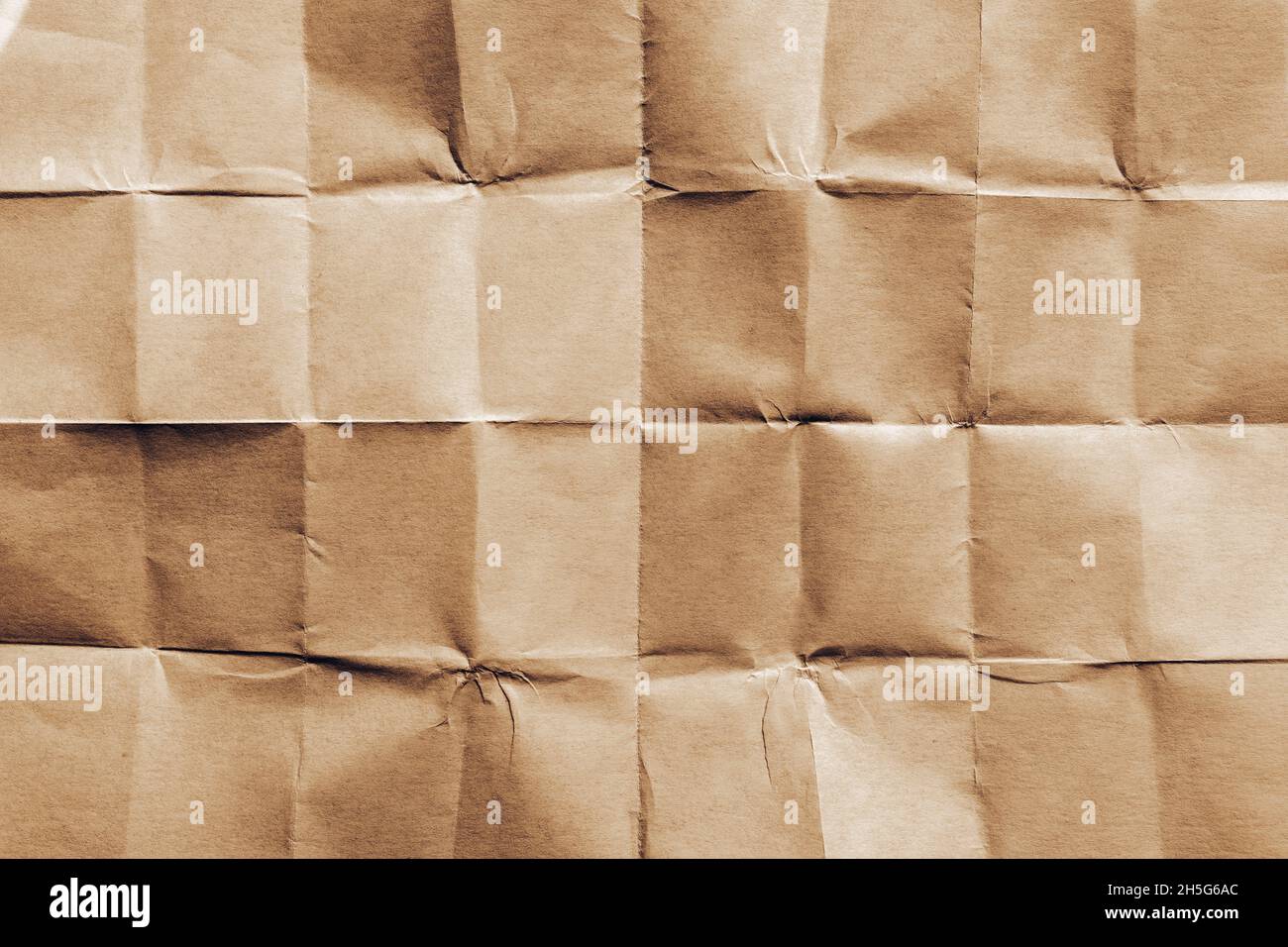 Textur aus gefaltetem braunem Papier als Hintergrund, Draufsicht Stockfoto