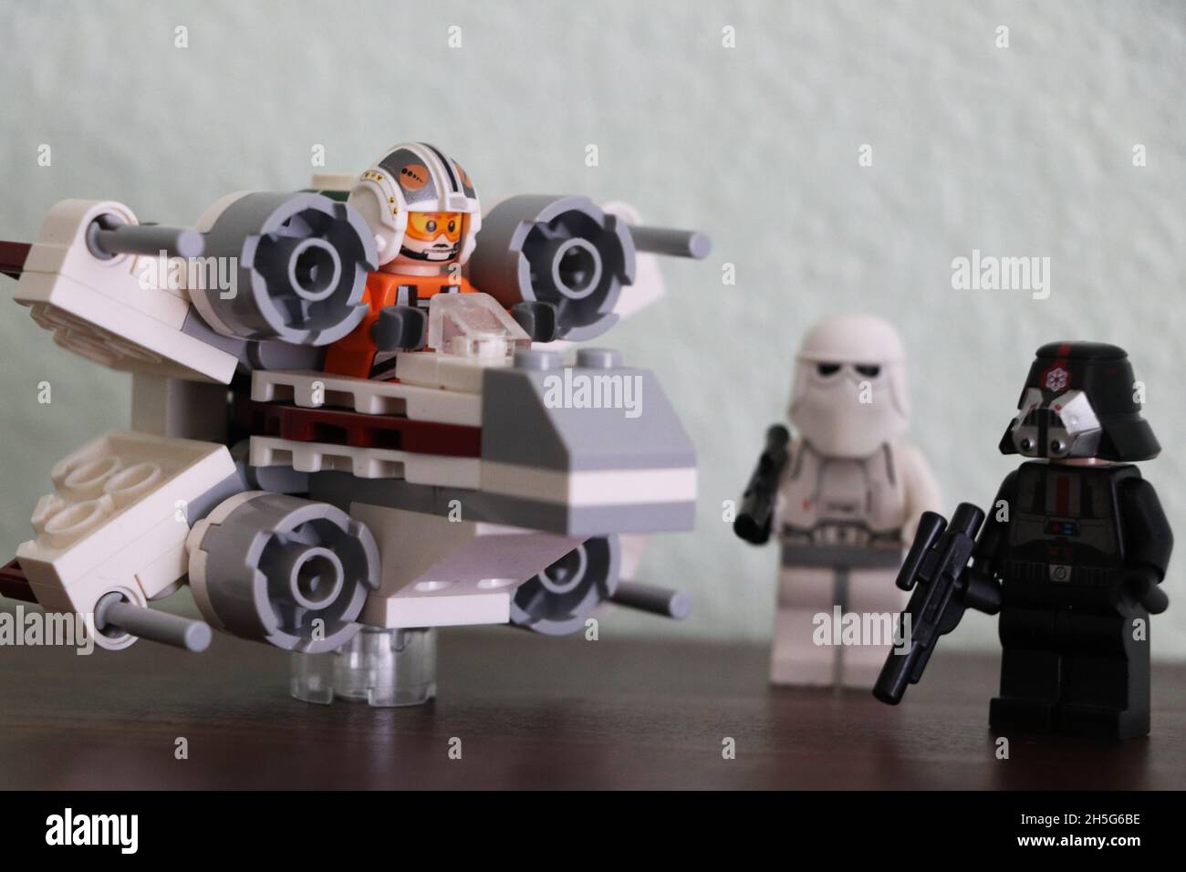 Ein kleines Display mit einigen Lego Star Wars Figuren und einem Raumschiff Stockfoto