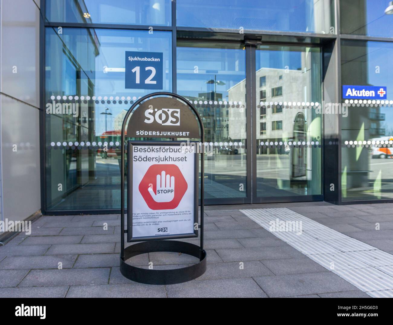 Stockholm, Schweden - 15. April 2021: Schild, auf dem Besucher des Krankenhauses Sodersjukhuset informiert werden, ist aufgrund von Pandemiemessungen verboten Stockfoto