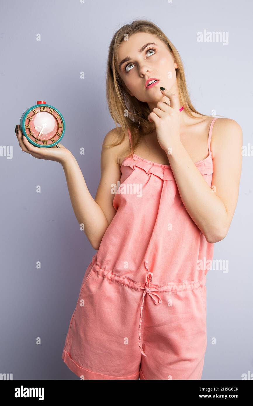 Mädchen mit einer seltenen Uhr in ihren Händen, Wecker, Zeitkonzept Stockfoto