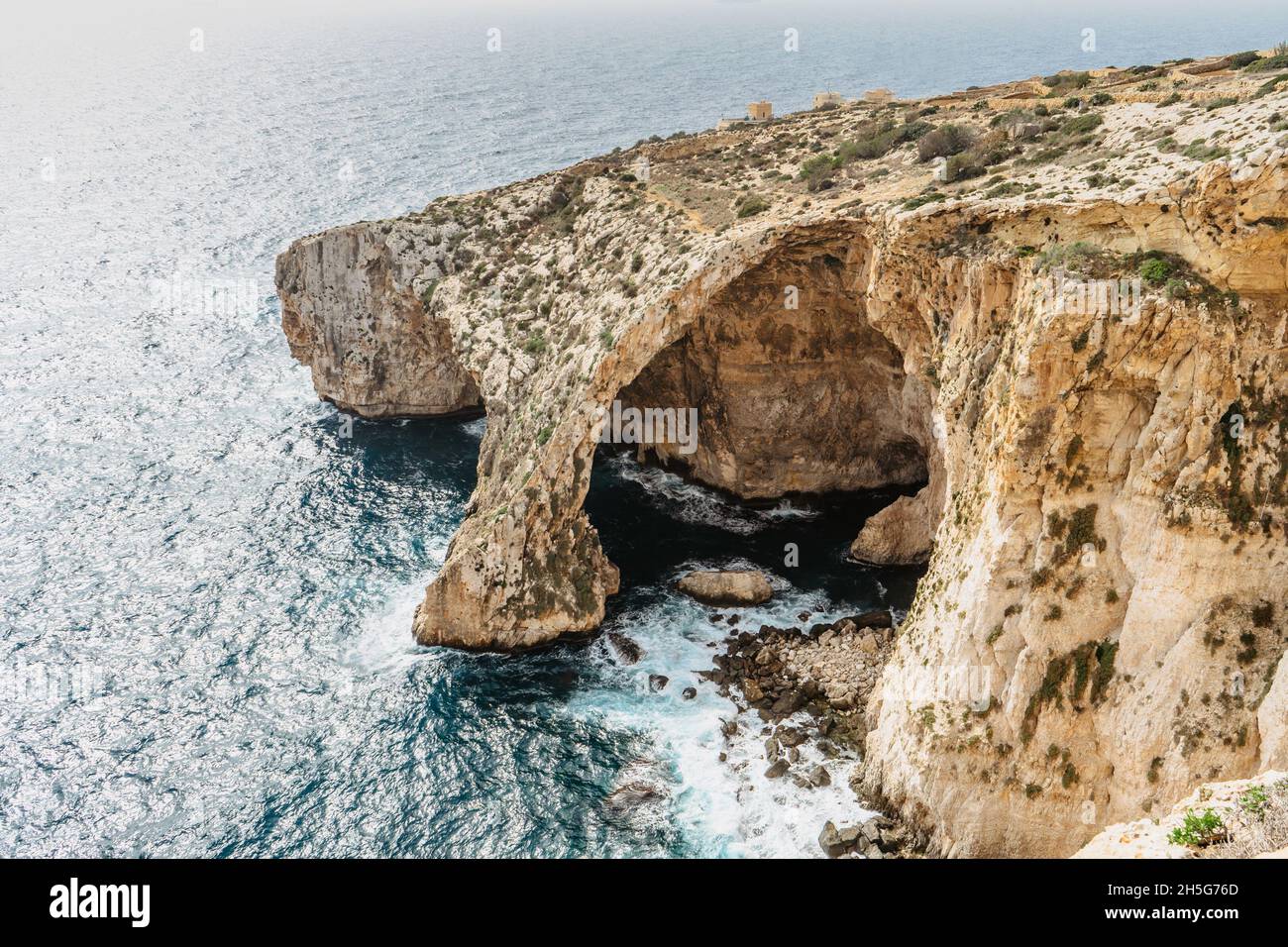 Luftaufnahme der herrlichen Blauen Grotte, Komplex von sieben Höhlen entlang der Südküste von Malta gefunden. Beliebte Tauch- und Schnorchelplatz. Klar hell Stockfoto