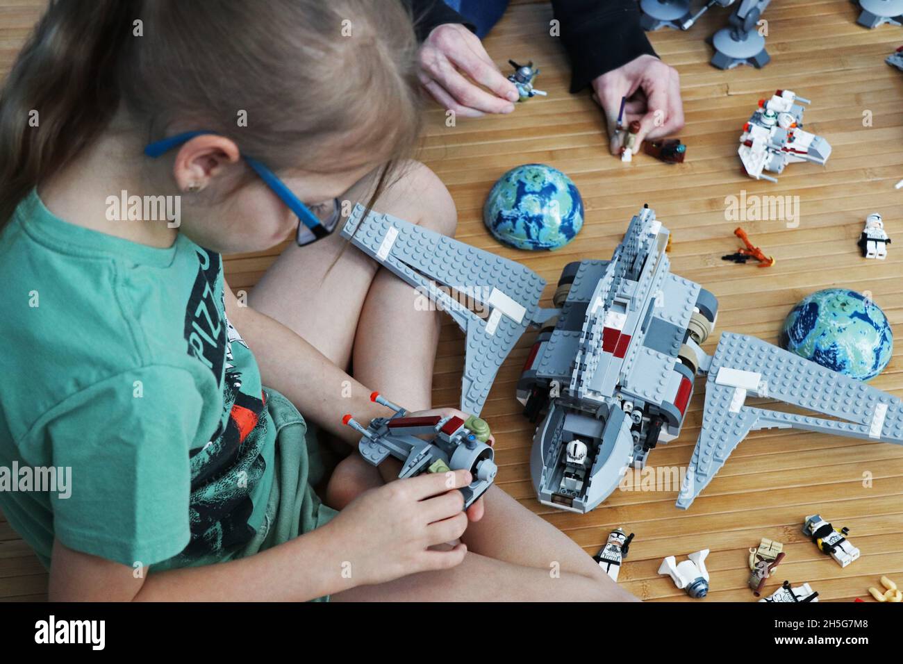 Geschwister erschaffen ihre eigene imaginäre Welt mit Lego Star Wars Stockfoto