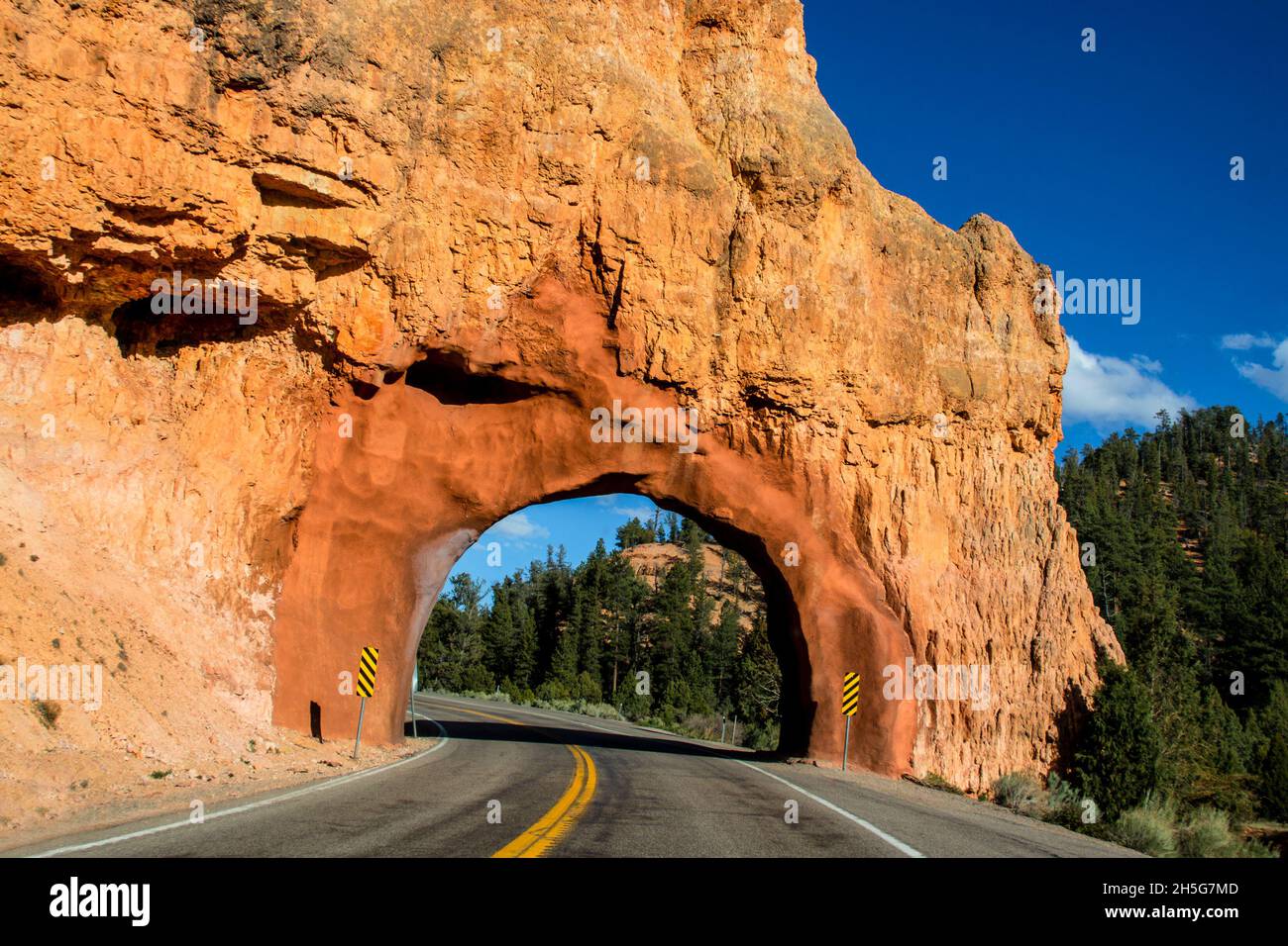Fahren Sie durch den roten Steinbogen über den Highway im Red Rock Canyon Utah. Stockfoto