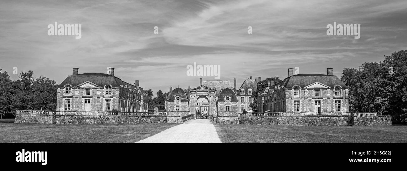 La Ferte Saint Aubin, Frankreich, 06-07-2015: Historische Schlossgebäude mit altem Tor und typisch französischer Architektur Stockfoto