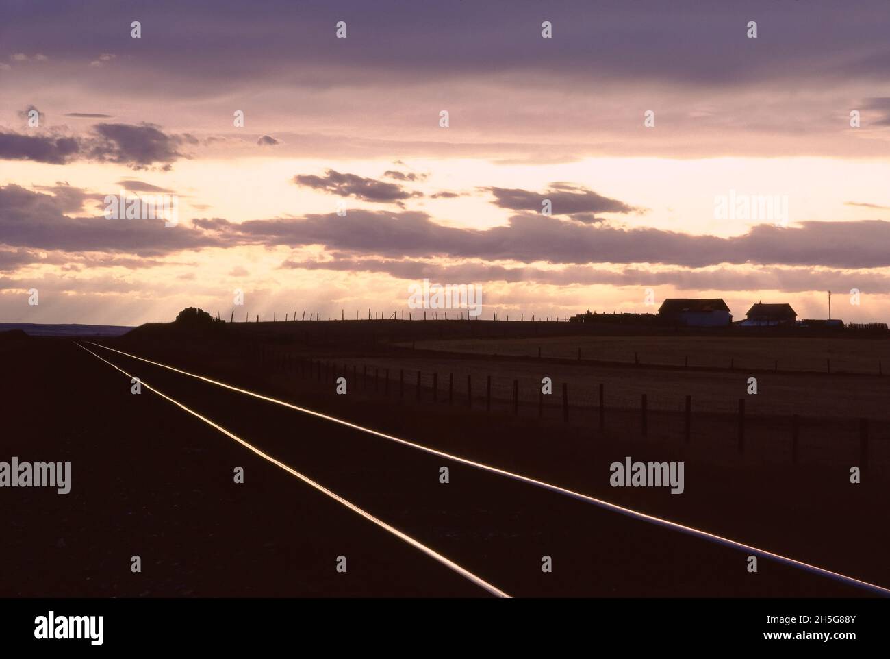 Bahngleise in der Nähe von Fort MacLeod, Edmonton, Alberta, Kanada Stockfoto