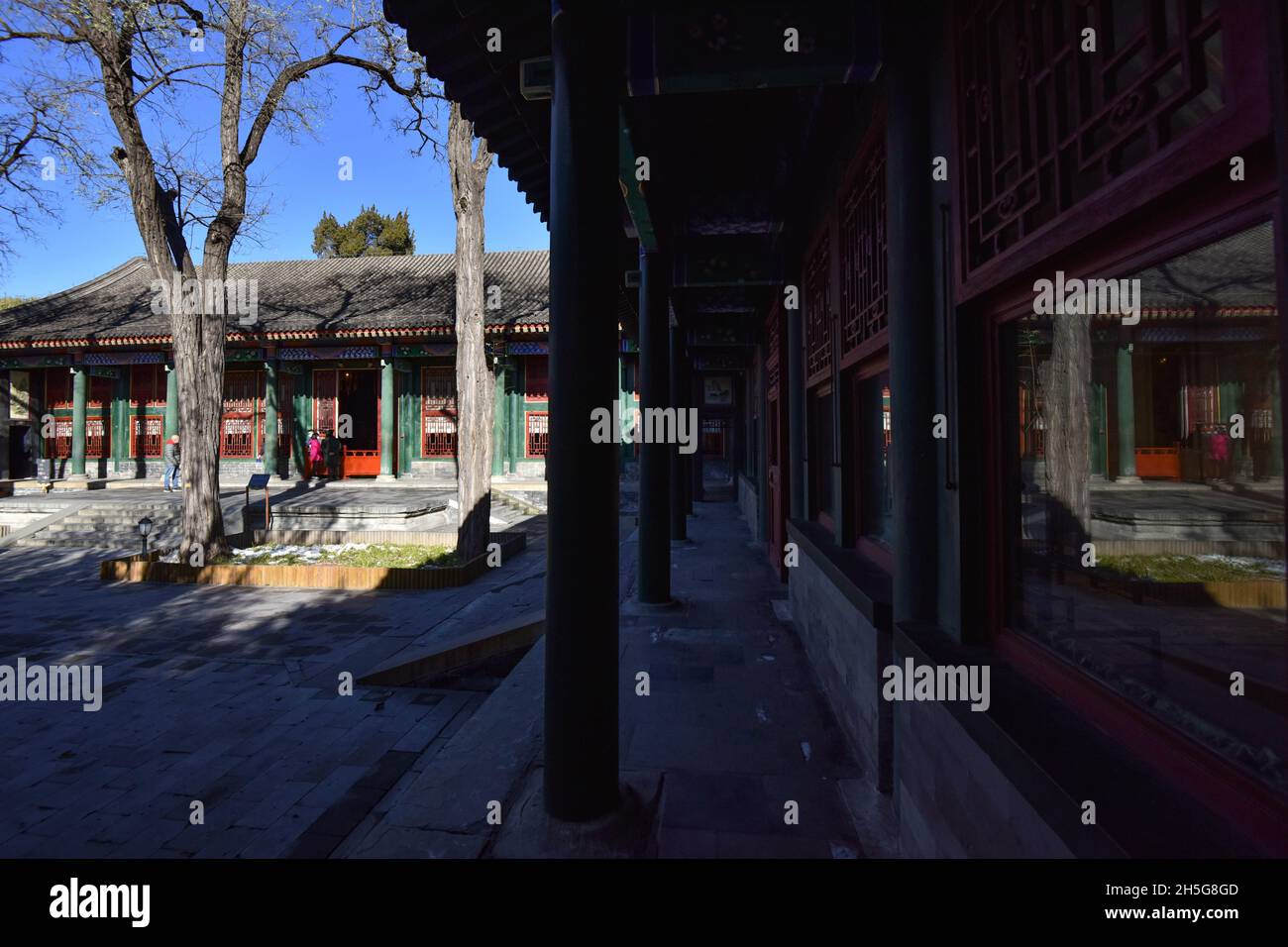 Peking, China. November 2021. Der Balkon von Prinz Gongs Manson ist zu sehen.das Herrenhaus von Prinz Gong, auch bekannt als das Herrenhaus von Prinz Kung, ist ein Museum und eine Touristenattraktion im Bezirk Xicheng, im Norden des Shichahai-Sees. Es besteht aus großen Villen und Gärten im Siheyuan-Stil. Ursprünglich für Heshen, einen vom Kaiser Qianlong beliebten Beamten, erbaut, wurde es später nach Prinz Gong umbenannt, einem mandschurischen Prinzen und einflussreichen Staatsmann der späten Qing-Dynastie, der das Herrenhaus im späten 19. Jahrhundert bewohnte. Kredit: SOPA Images Limited/Alamy Live Nachrichten Stockfoto