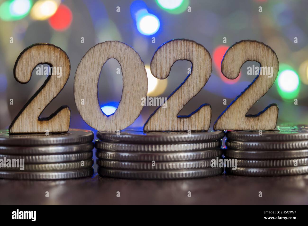 Münzen und Zahlen 2022. Banner 2022. In Säulen gestapeltes Geld. Stockfoto