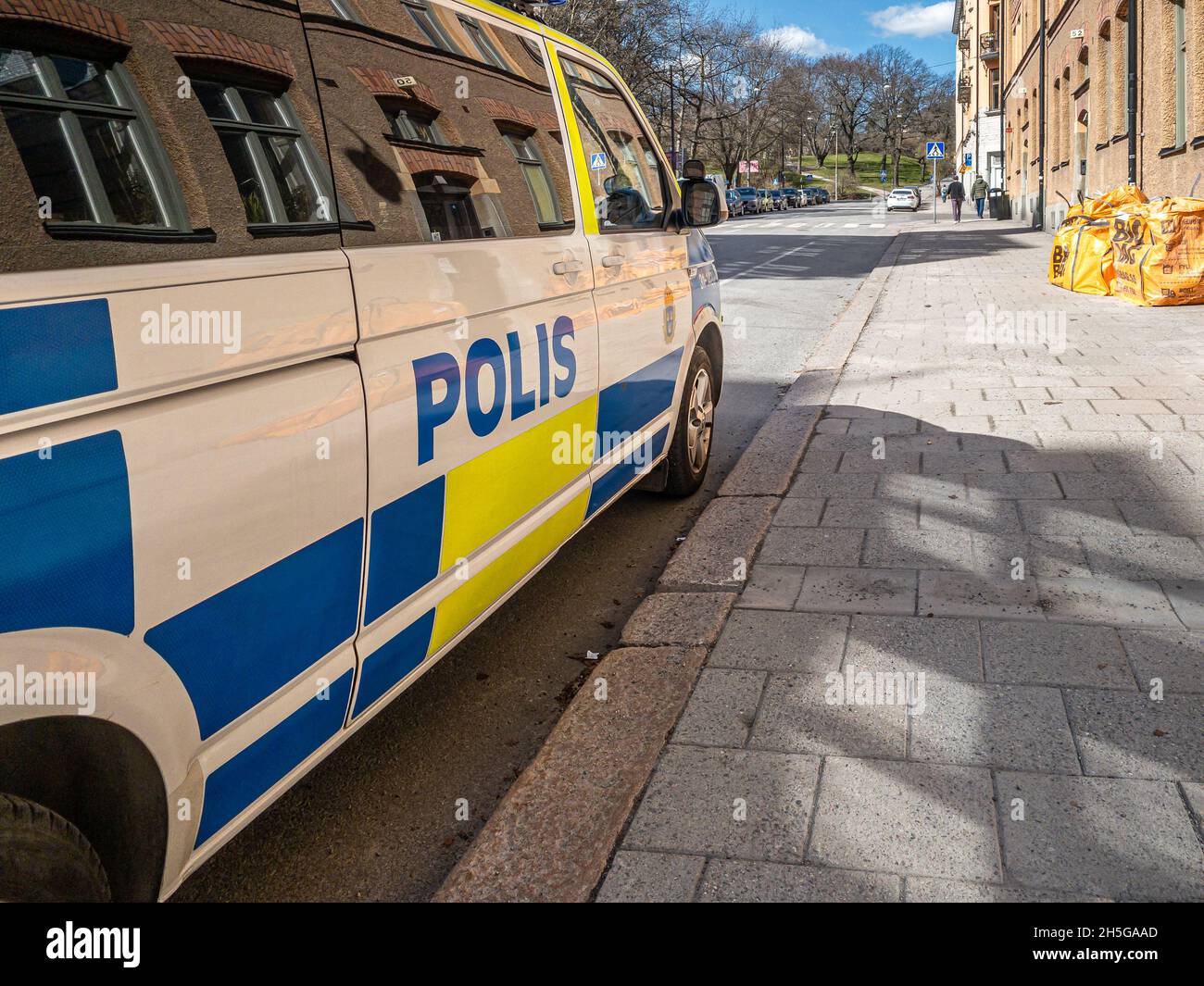 Stockholm, Schweden - 15. April 2021: Polizeiwagen parkte neben der Straße in der nahe gelegenen Polizeizentrale in Stockholm Stockfoto