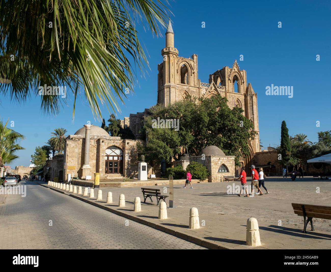 Die Lala Mustafa Pasha Moschee, ursprünglich als die Kathedrale des Heiligen Nikolaus bekannt, befindet sich am Namik Kemal Platz, Famagusta, Nordzypern. Stockfoto