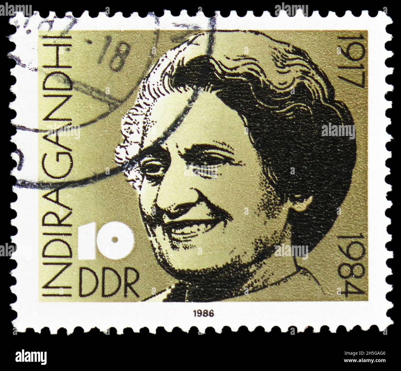 MOSKAU, RUSSLAND - 24. OKTOBER 2021: In Deutschland gedruckte Briefmarke zum 69. Geburtstag von Indira Gandhi (1917-1984), Serie, um 1986 Stockfoto