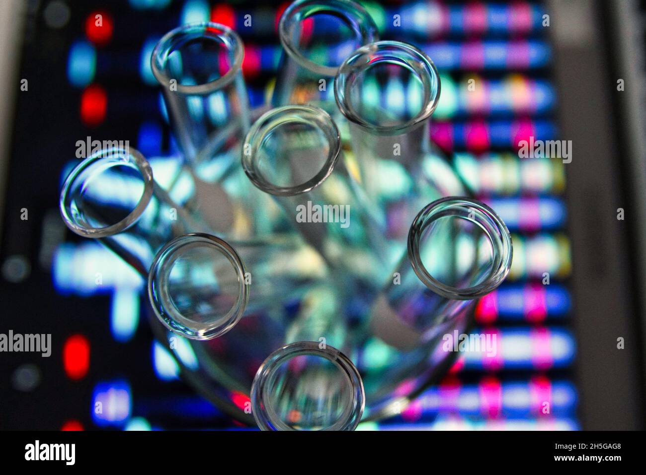 Laborbecher vor einem DNA-Sequenz-Hintergrund.Mario Beauregard/Alamy News Stockfoto