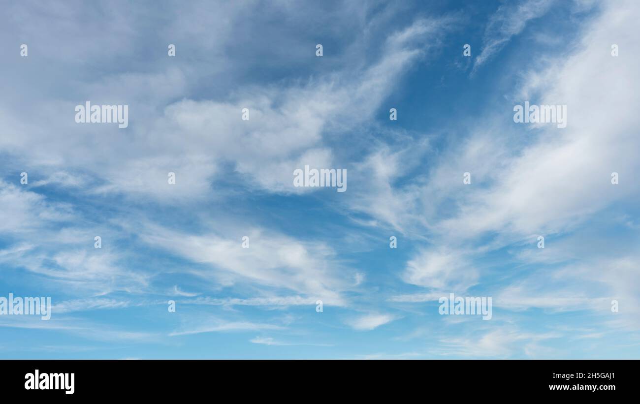 Wispy weiße Wolken und blauer Himmel geeignet für Hintergrund Stockfoto