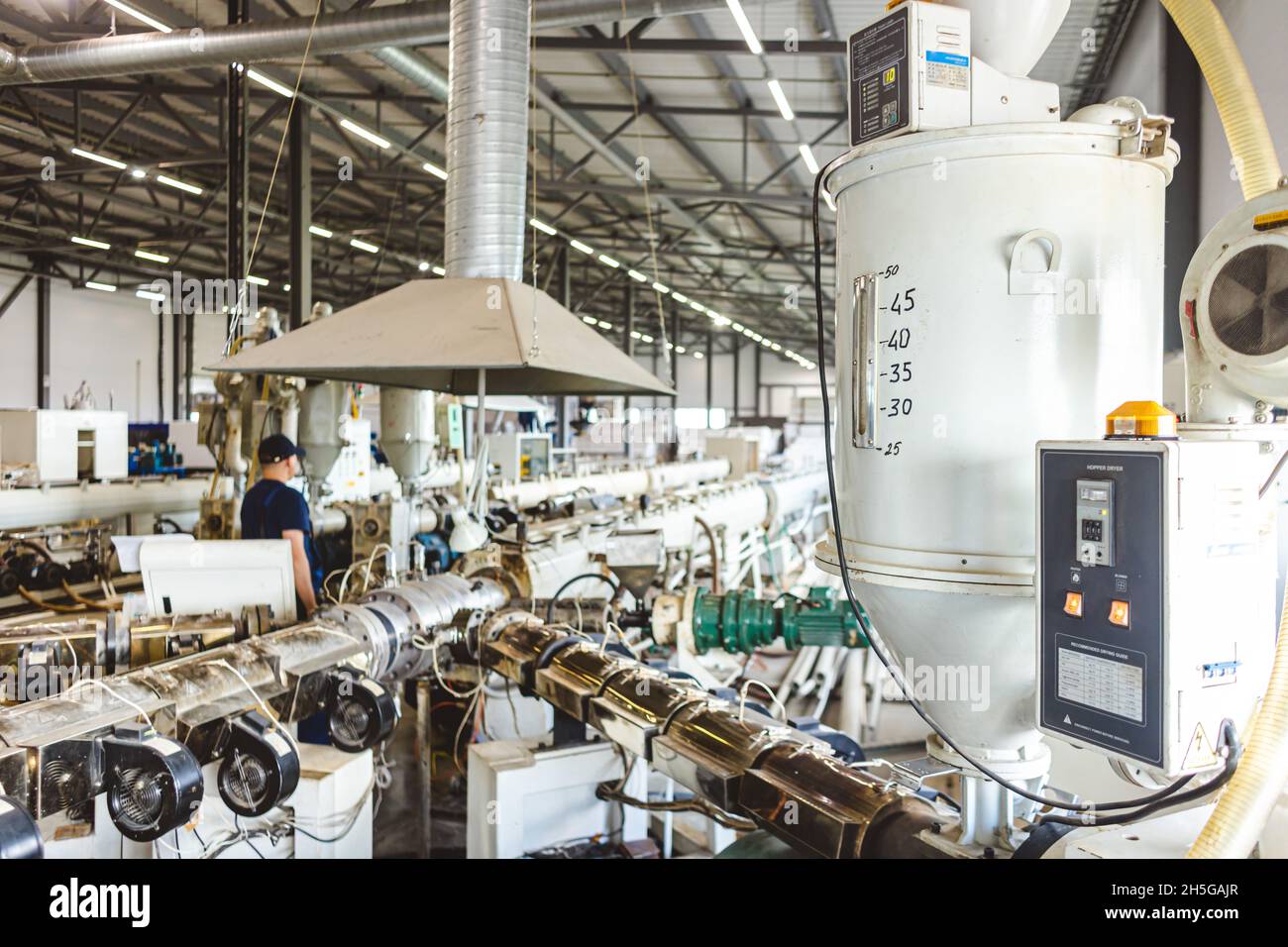 Innerhalb der Fabrik. Das Innere der Ausrüstung, die in der Polypropylenrohrproduktionslinie verwendet wird Stockfoto