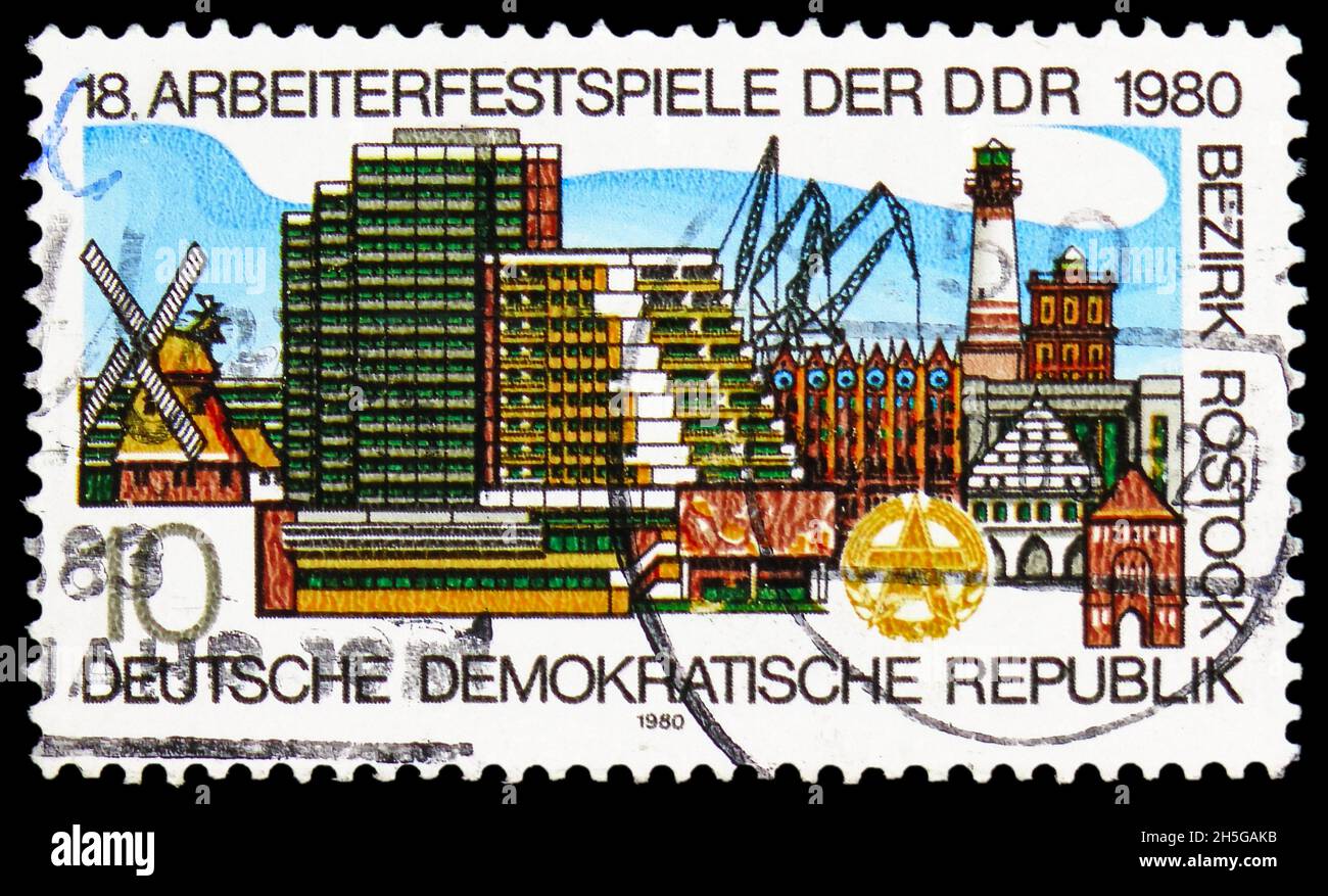 MOSKAU, RUSSLAND - 24. OKTOBER 2021: In Deutschland gedruckte Briefmarke zeigt Gebäude in Neubrandenburg, Arbeiterfest der DDR, Bezirk Neubrande Stockfoto