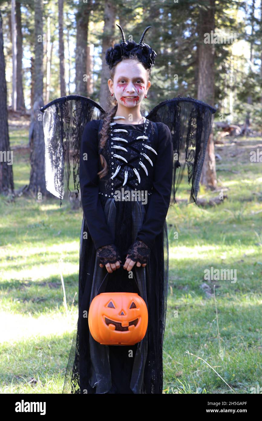 Kind verkleidet in Halloween-Kostüm für Trick or Treat Stockfoto