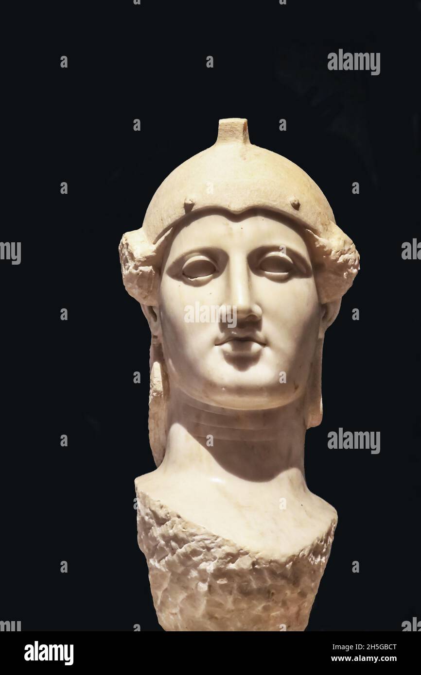 Griechische Antike - Marmorbüste mit Helm isoliert auf schwarz Stockfoto