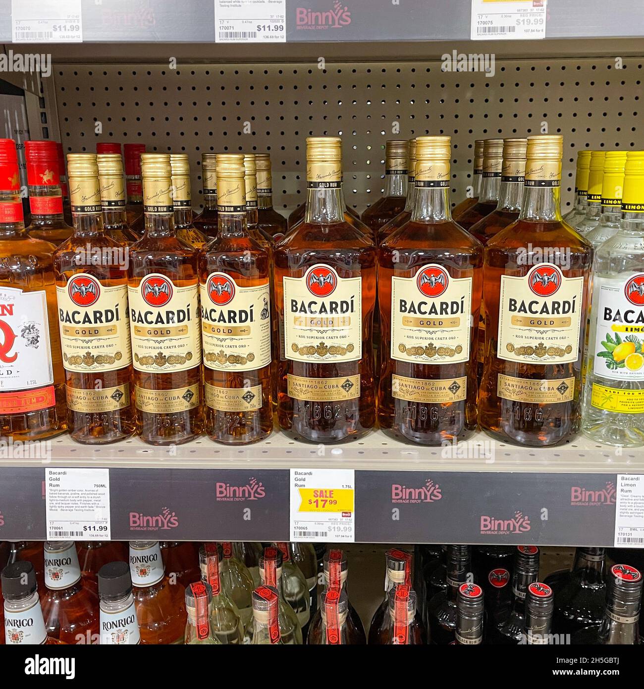 Springfield, IL USA - 23. September 2021: Eine Ausstellung von Flaschen Bacardi Gold Rum mit Background Bokeh in einem Binney Liqour Store in Springfield, I Stockfoto