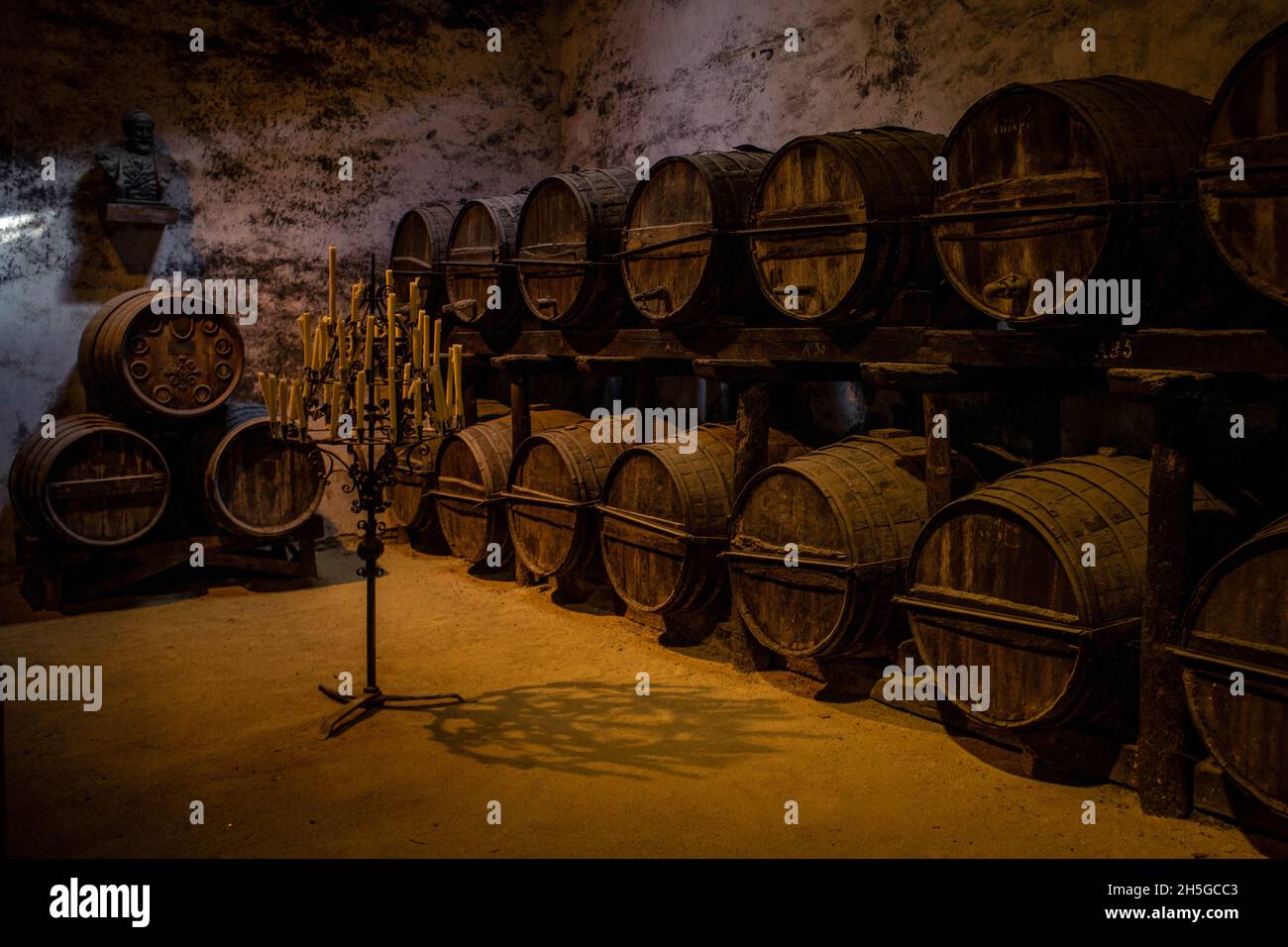 Bodega in Jerez de la Frontera. Alter Weinkeller aus Fässern, in dem Wein aus Jerez gelagert wird, Alterung von palomino. Die Architektur ist in diesem Teil spaniens einzigartig. Stockfoto