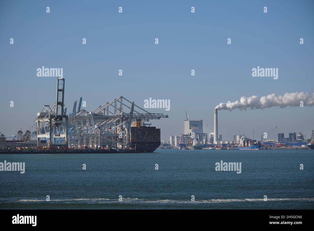 Containerterminal im Rotterdamer Hafen in den Niederlanden Stockfoto