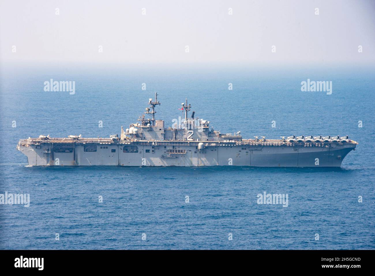 Golf von Oman, Oman. November 2021. Das amphibische Sturmschiff USS Essex der US Navy Wasp-Klasse während Routineoperationen mit der 5. Flotte am 8. November 2021 im Golf von Oman. Kredit: MC3 Isaak Martinez/U.S. Navy Photo/Alamy Live News Stockfoto